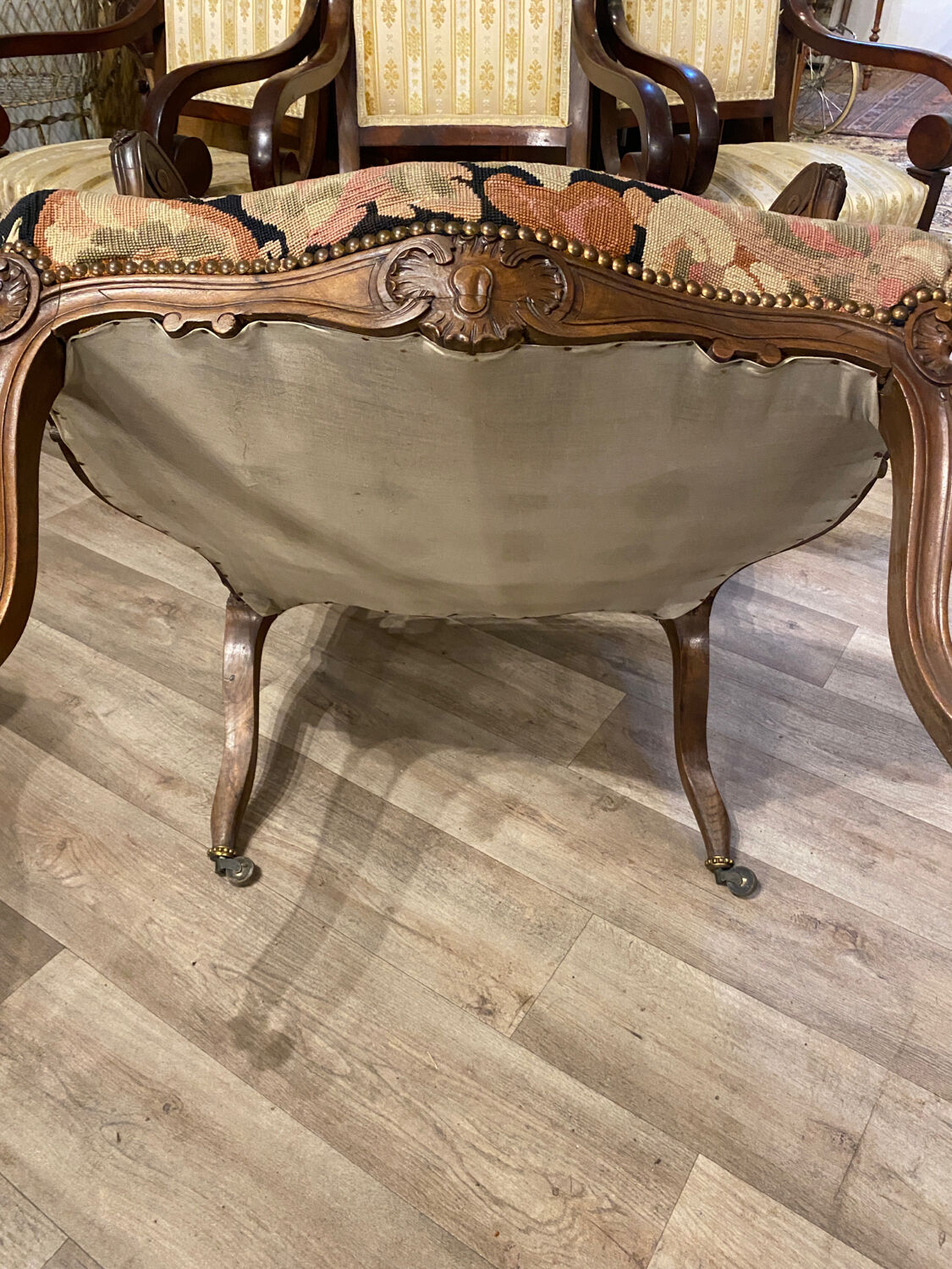 Fauteuil en noyer style Louis XV