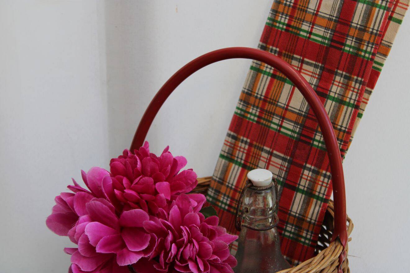 Wicker basket and scoubidou