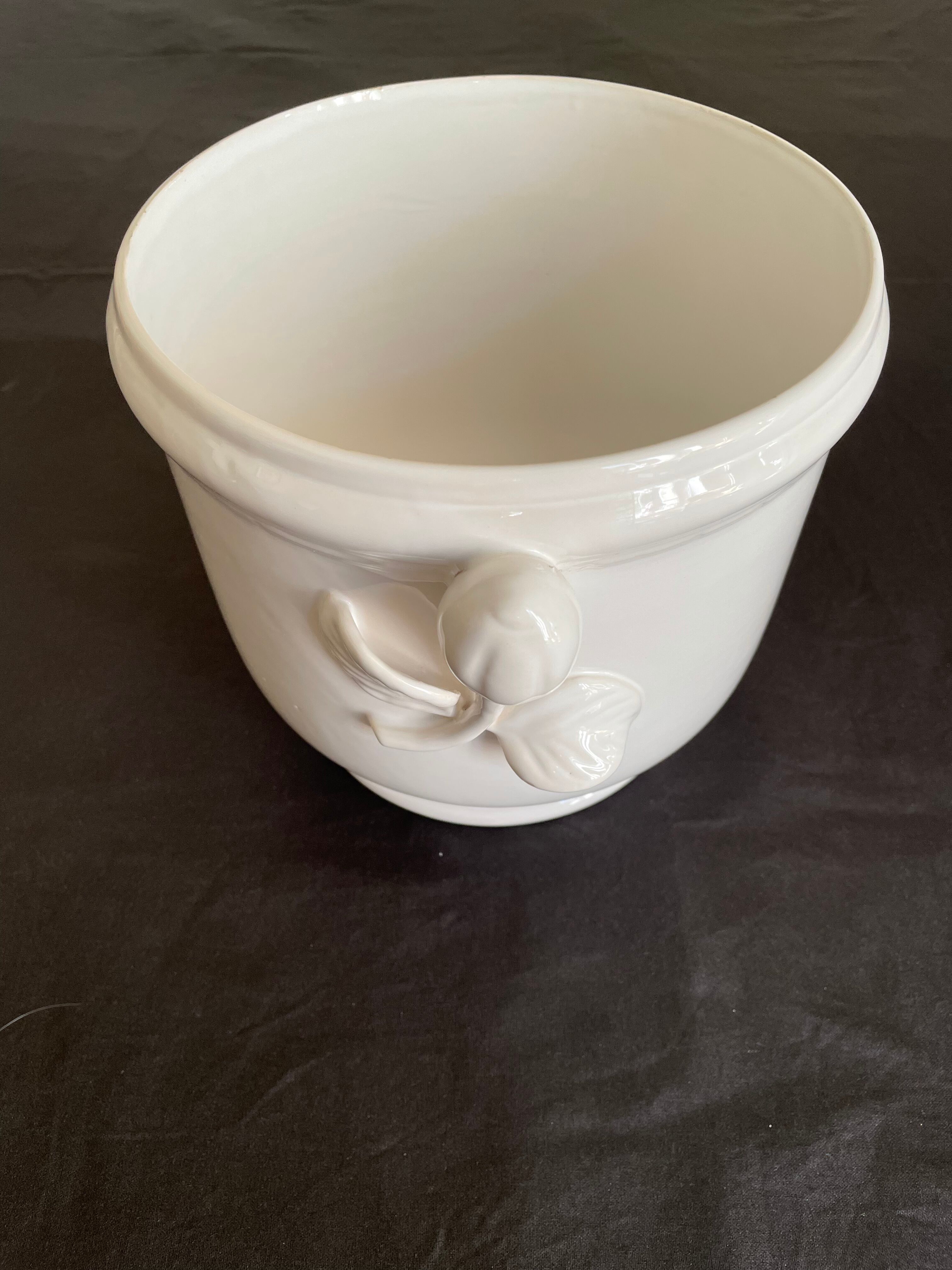 Pot cover in white earthenware