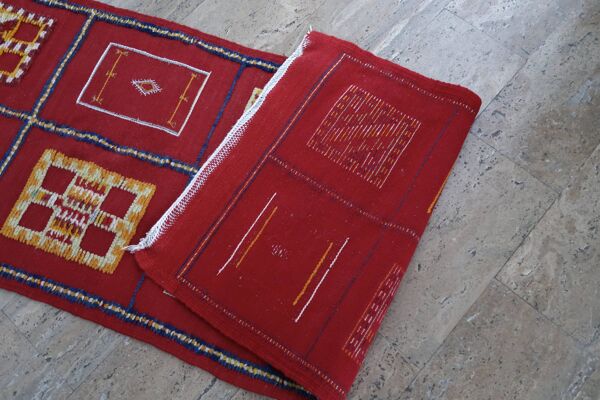 Tapis Marocain rouge format couloir en laine, années 70
