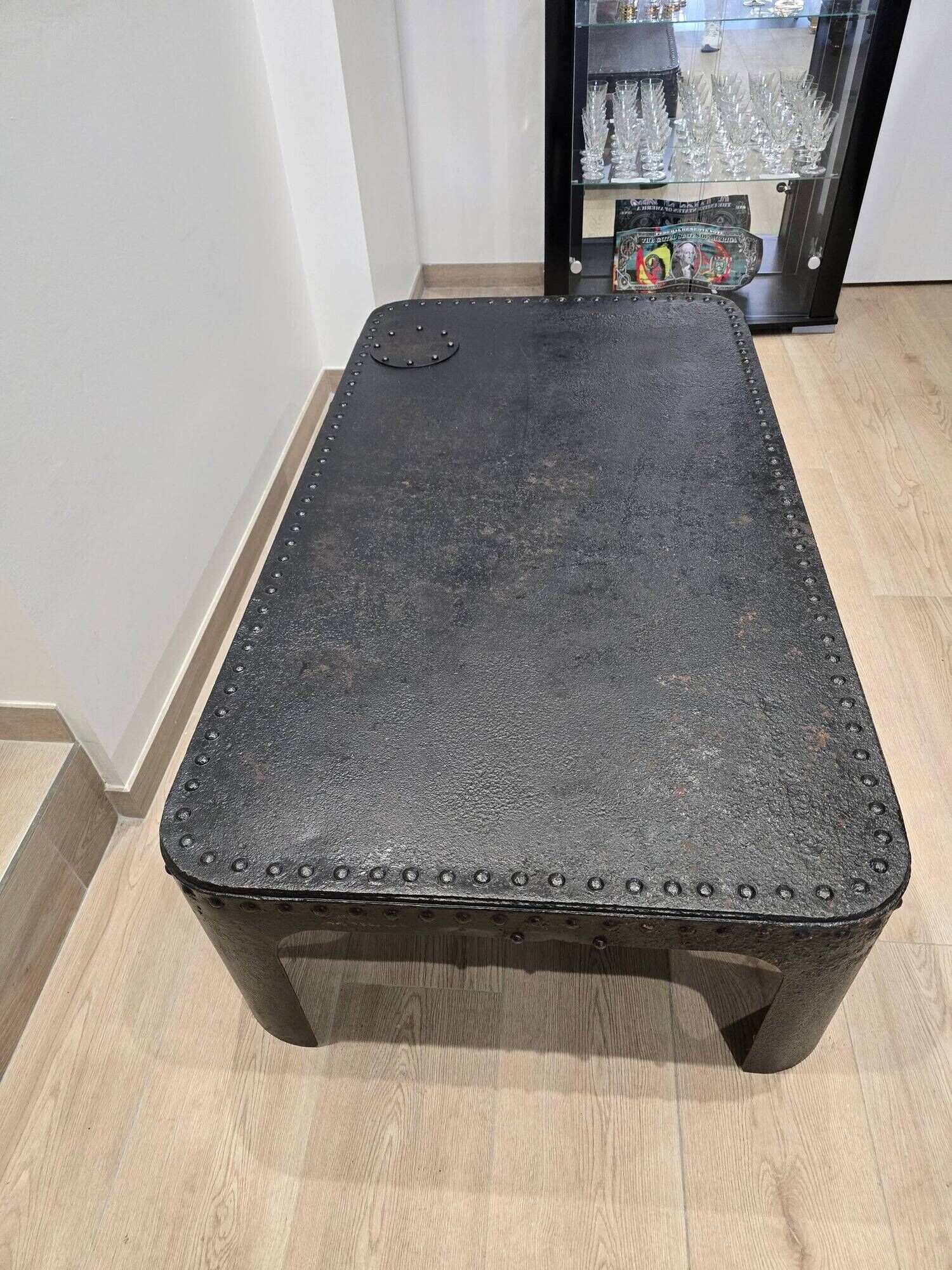 Industrial coffee table in riveted metal from around 1920 – black patina – 145 × 80 cm