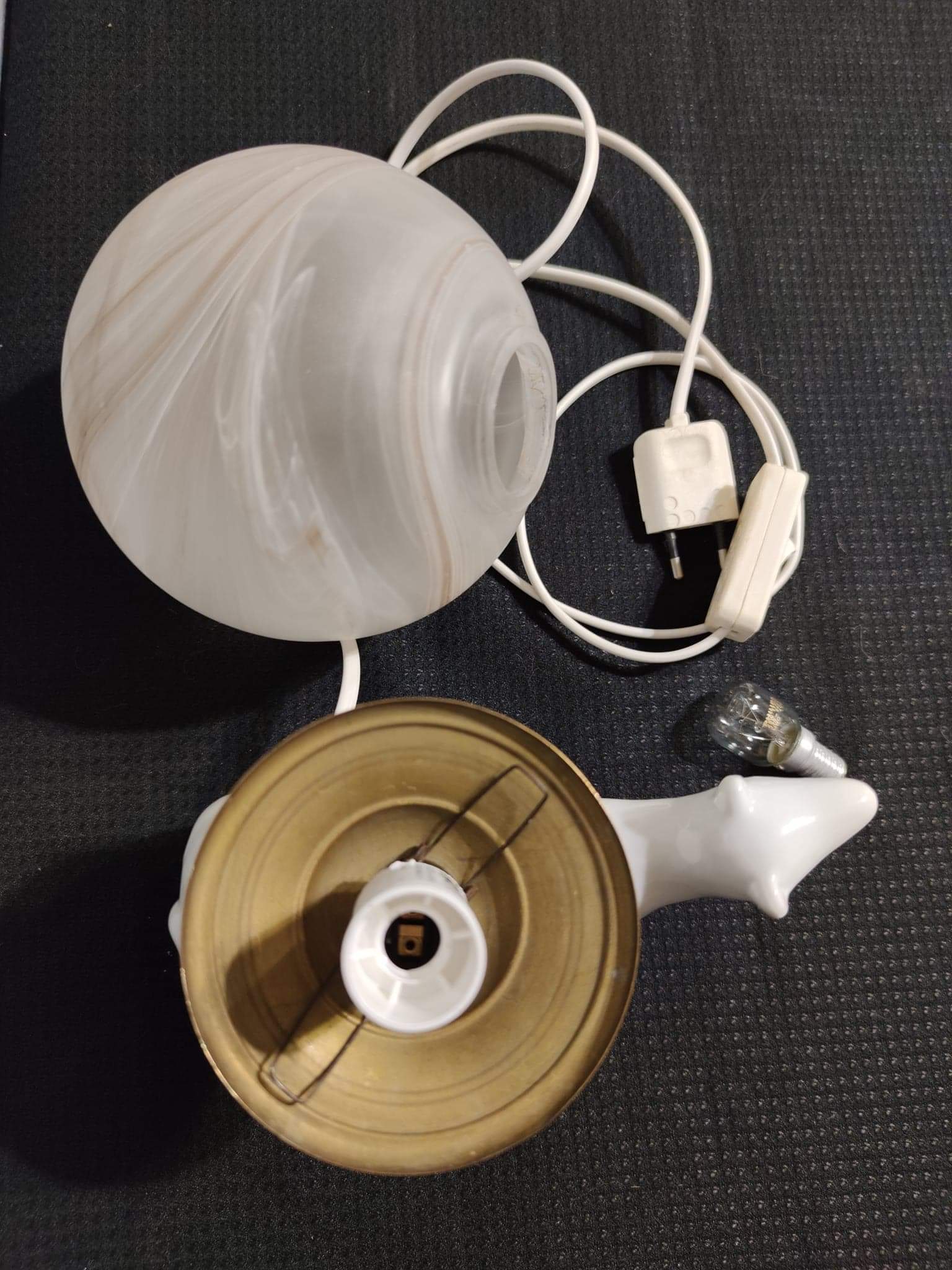 Lampe ours en céramique blanche et globe opaline