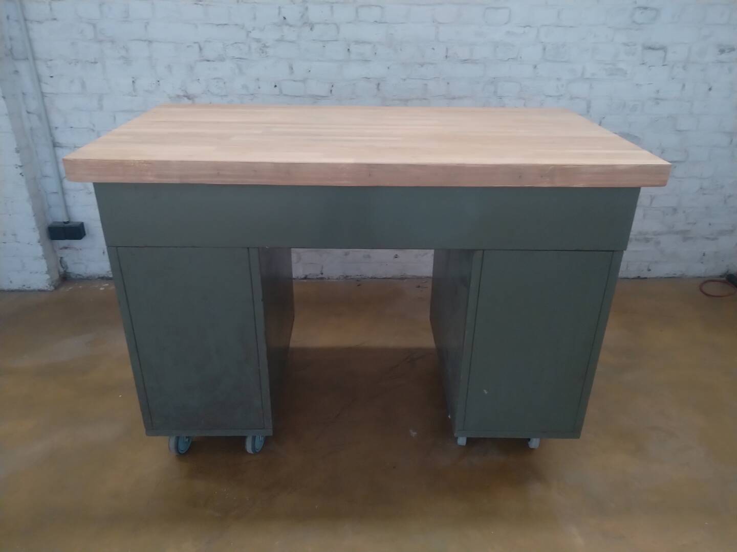 Bureau en métal avec plateau en hévéa
