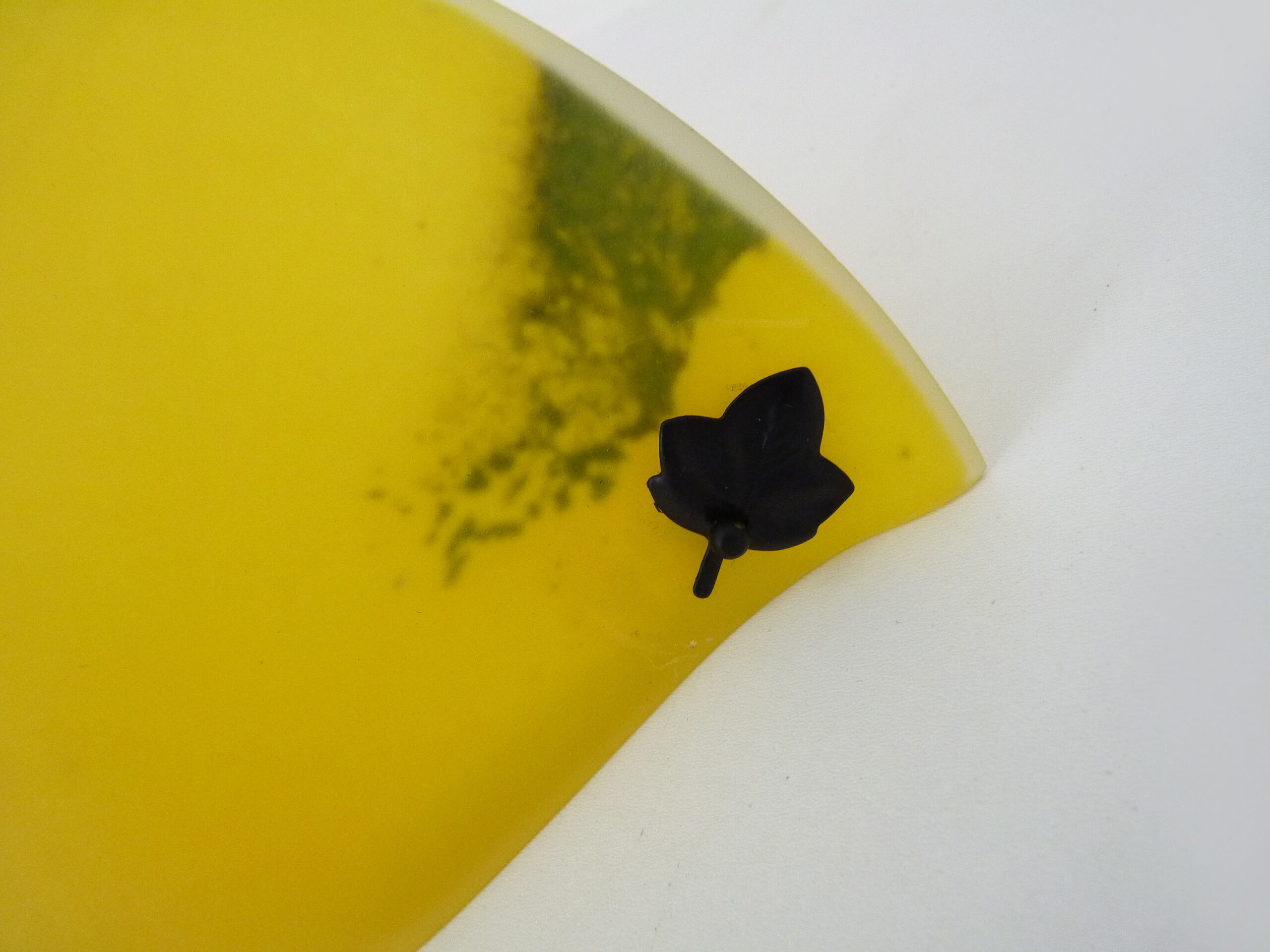 Pair of half-moon wall sconces in yellow glass paste and glass. Year 80 90