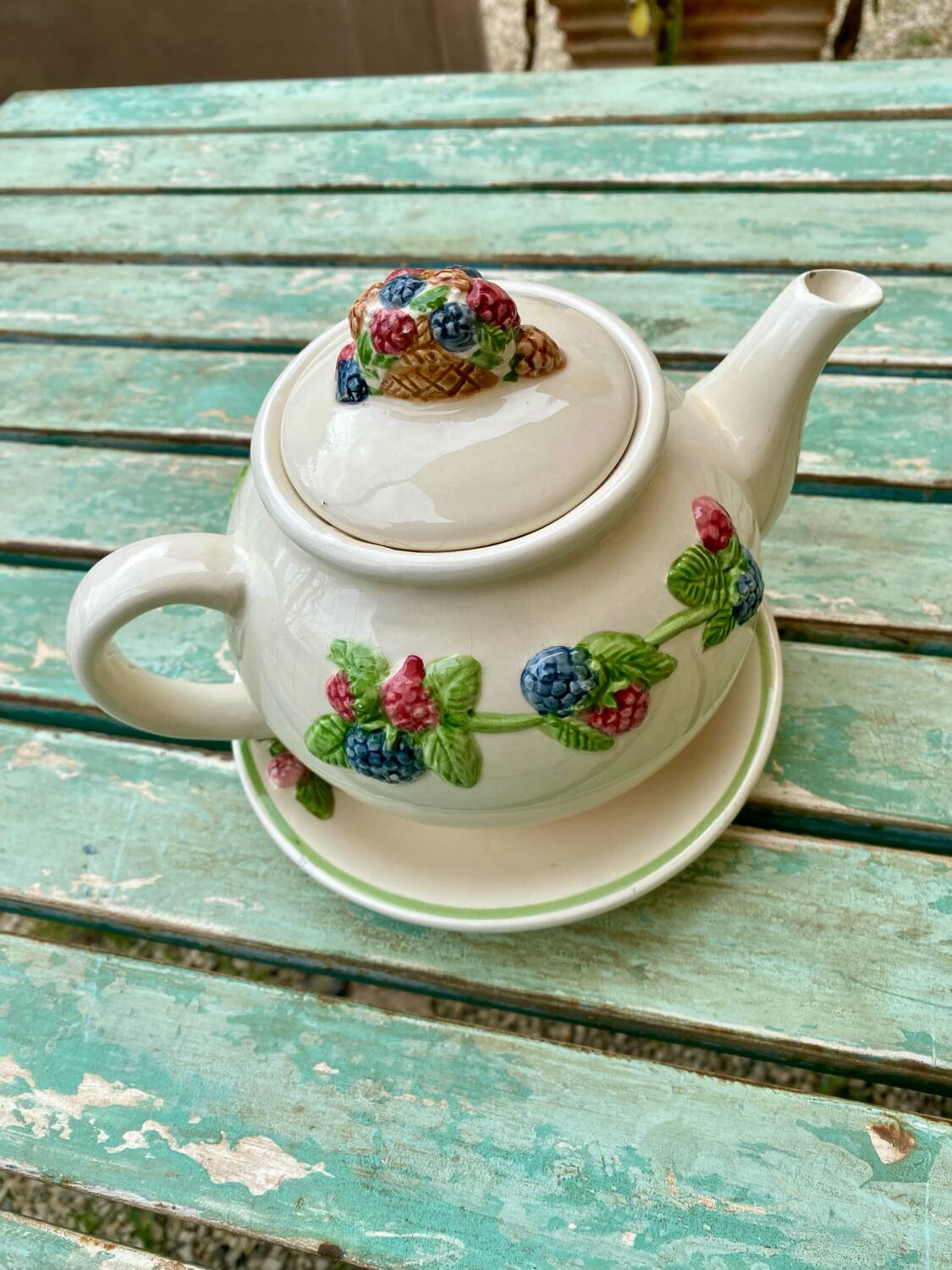 Teapot with fruity decoration