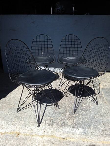 Set of 4 Eames chairs in metal