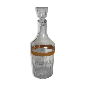 Ancienne carafe avec une bande dorée