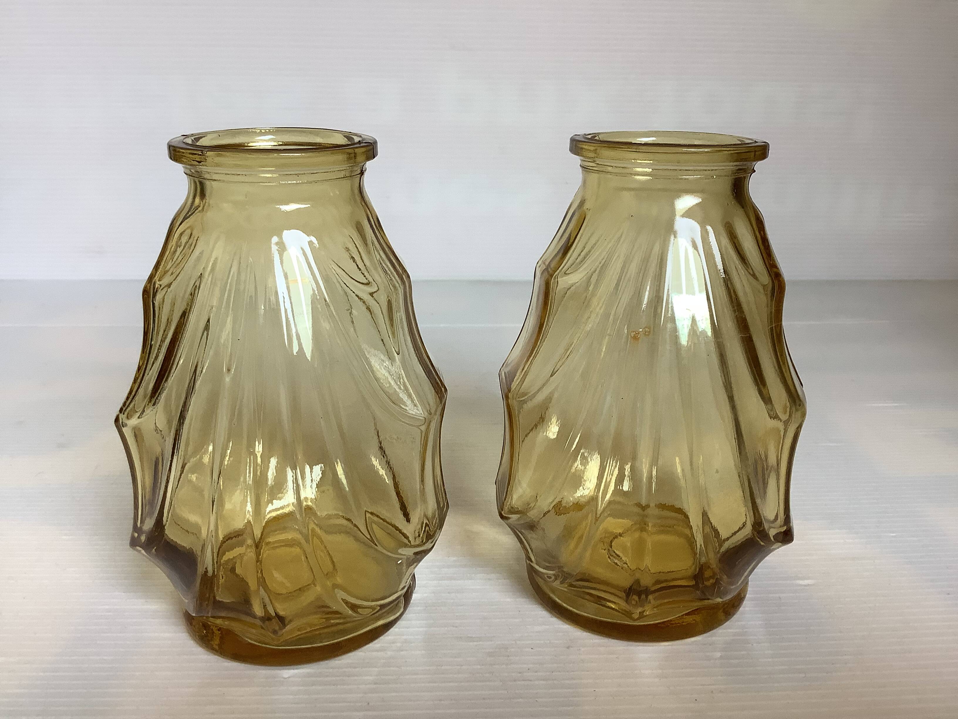 Paire de petits vases jaune verre moulé