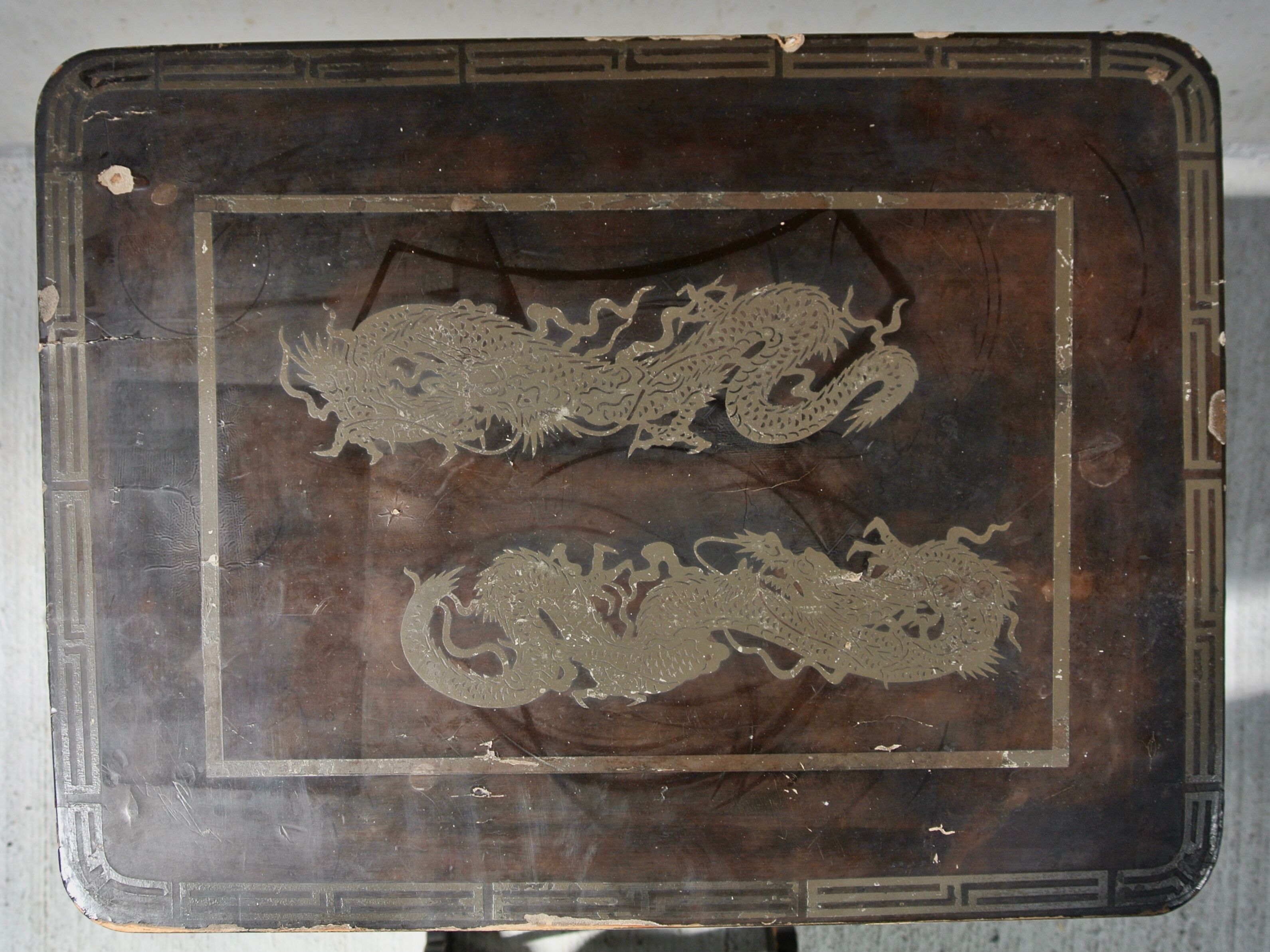 Paire de tables gigognes en bois noir - plateau à décor de dragons