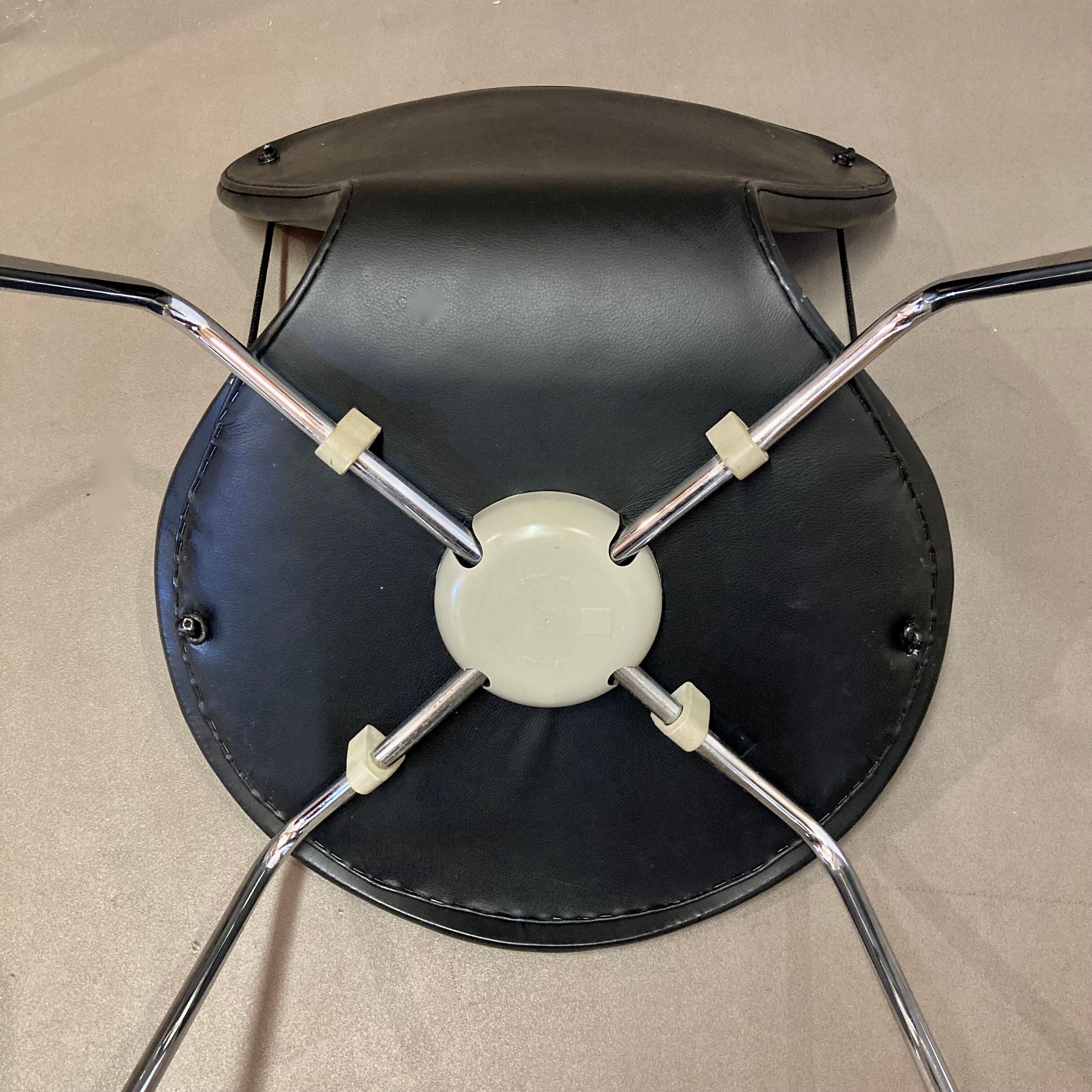 Set of 4 Arne Jacobsen chairs.