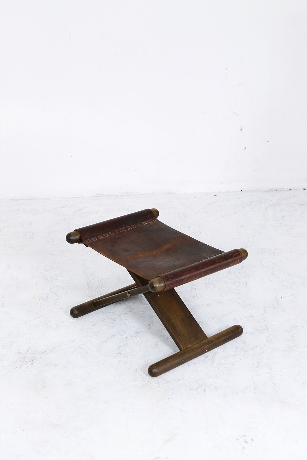 Vintage x-base oak and saddle leather folding safari stool Hungary, 1970