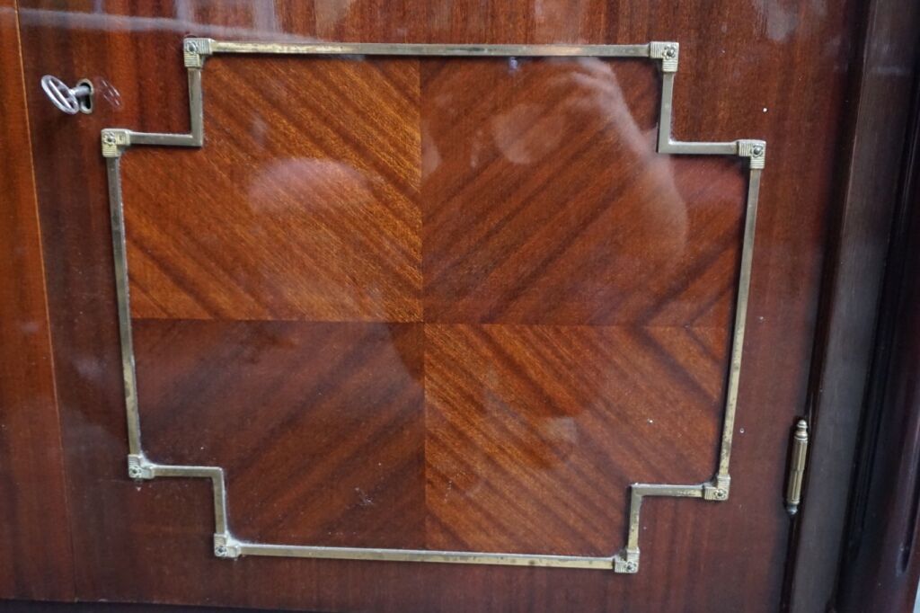 Empire-style showcase