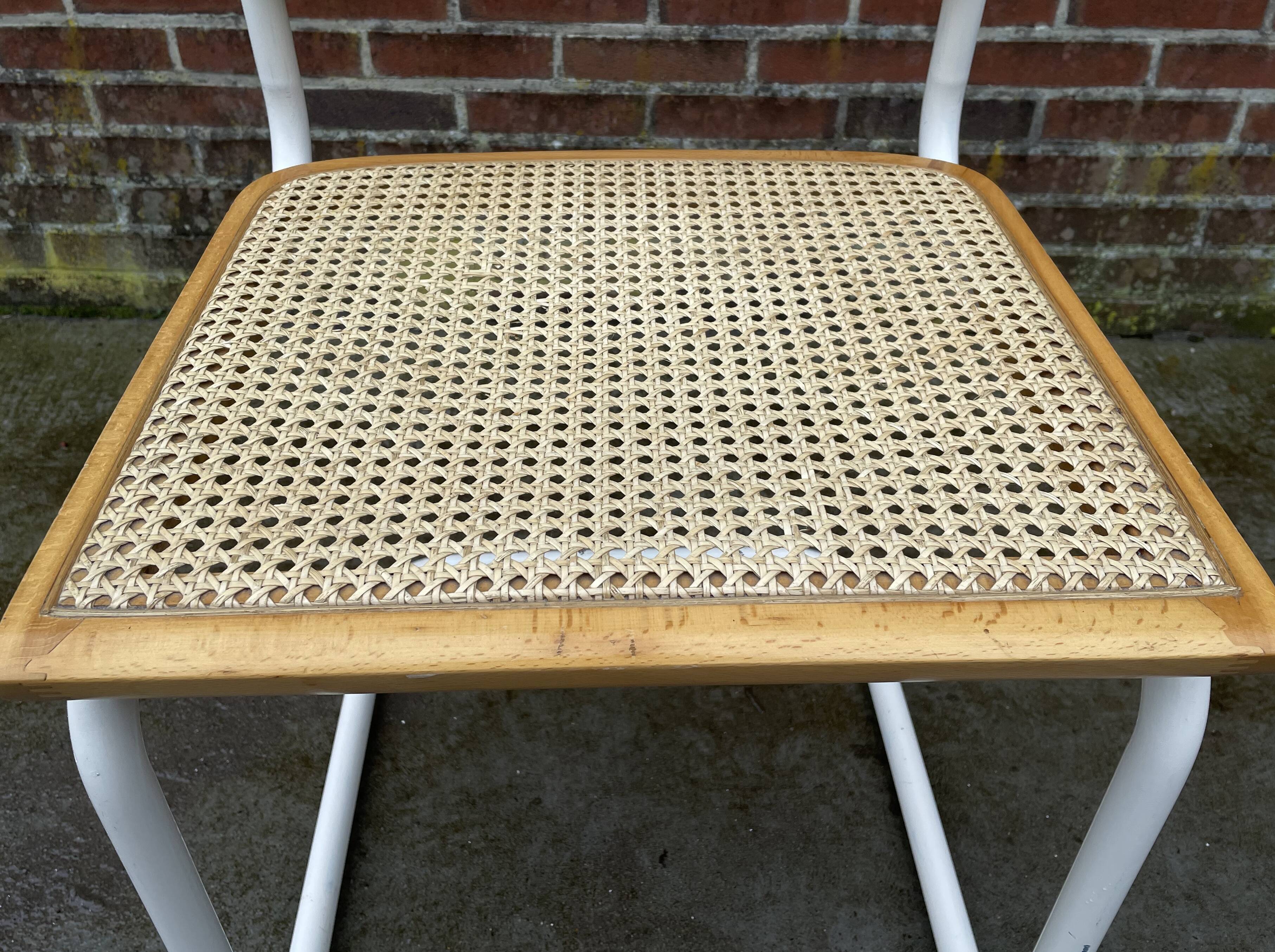 Chaise Cesca modèle b32 en blanc et bois par Marcel Breuer