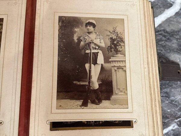 Collection de 39 photographies de cantatrices, actrices et gymnastes entre 1870 et 1880