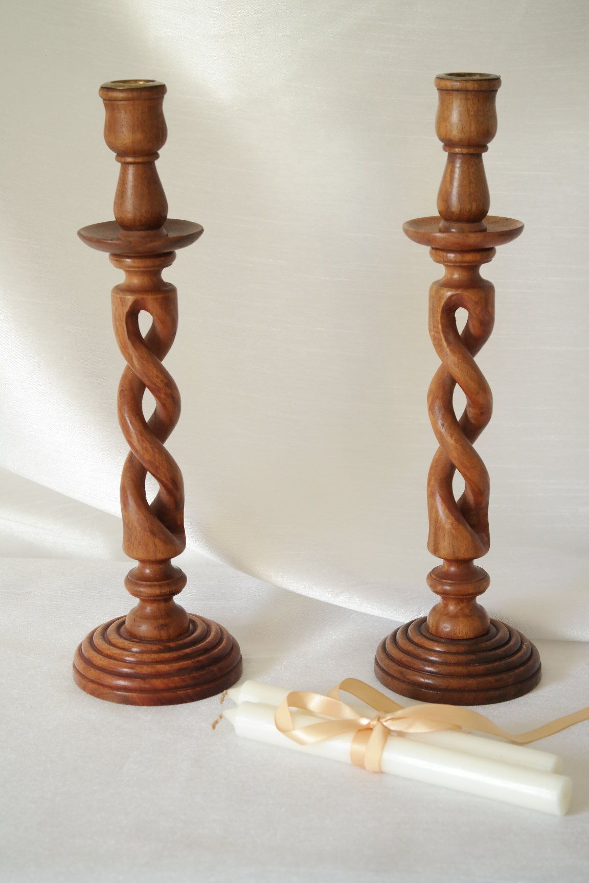 Paire de bougeoirs en bois torsadé et laiton vintage