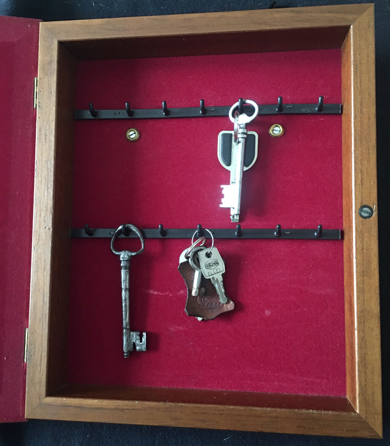 Wall key box