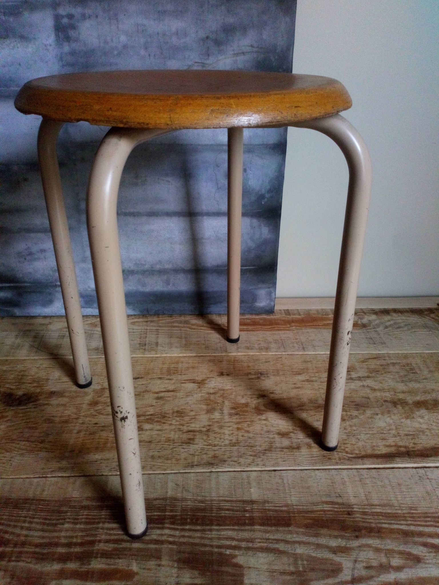 Workshop stool feet in metal tubes