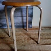 Workshop stool feet in metal tubes
