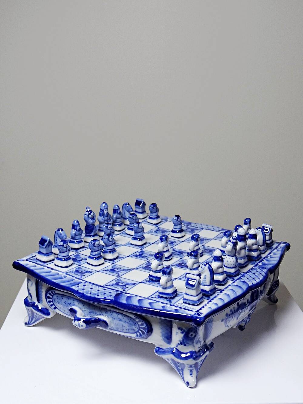 Rare et unique échiquier de voyage en porcelaine de Gzhel signé Yuri Garanin