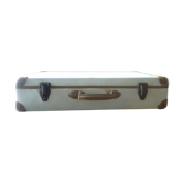 Valise en carton blanc