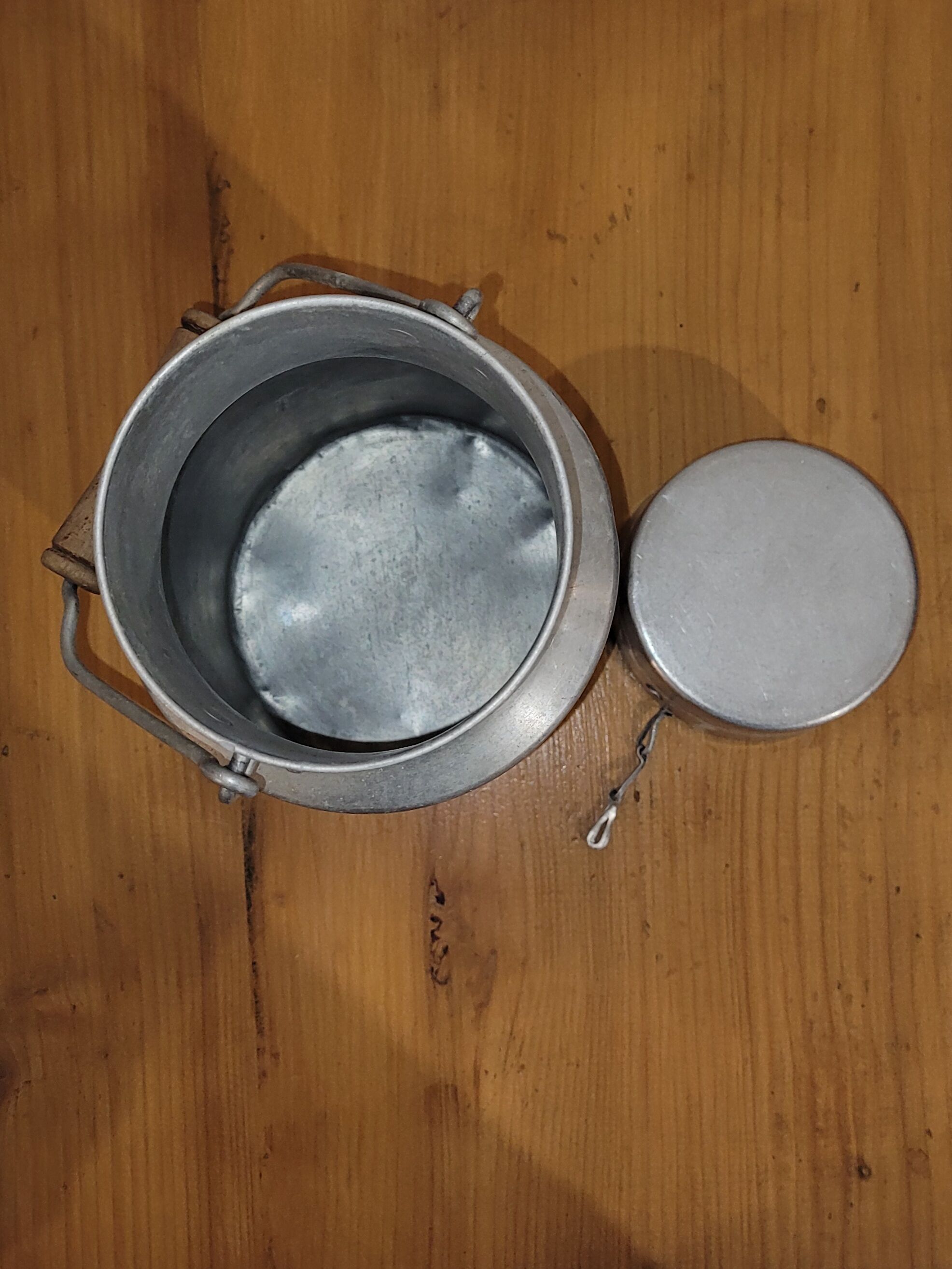 Pot à lait en aluminium