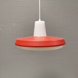 Lampe à suspension des années 70, métal laqué rouge avec plateau en plastique dur