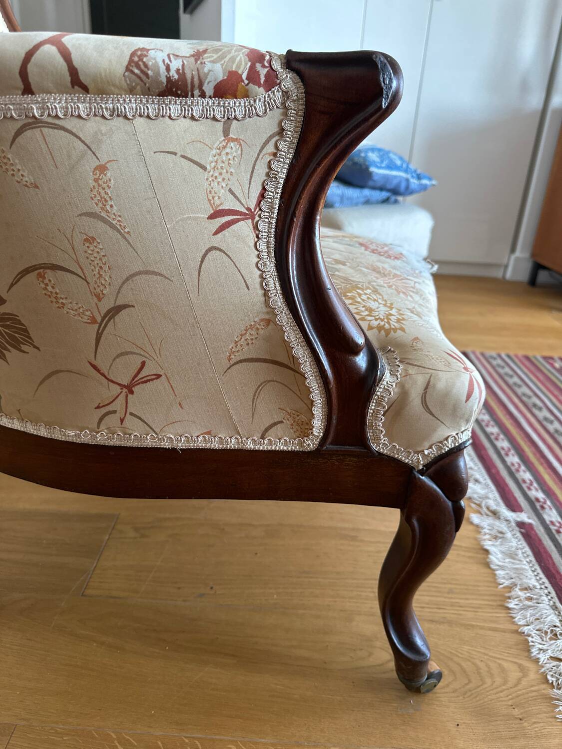 Violin-backed cabriolet armchair, in the Louis XV style.