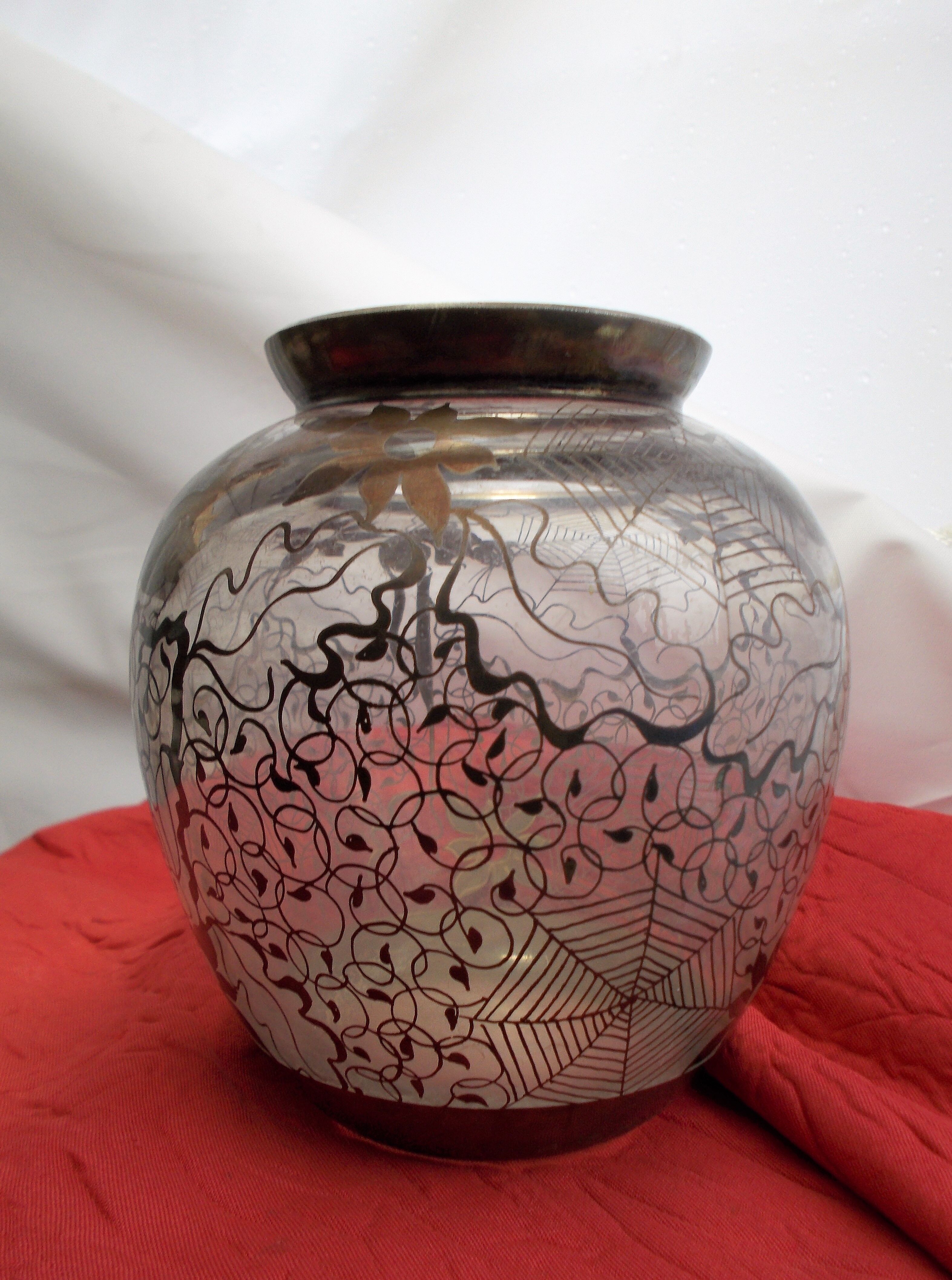 Holy Grail Vase glass decoration of silver animals