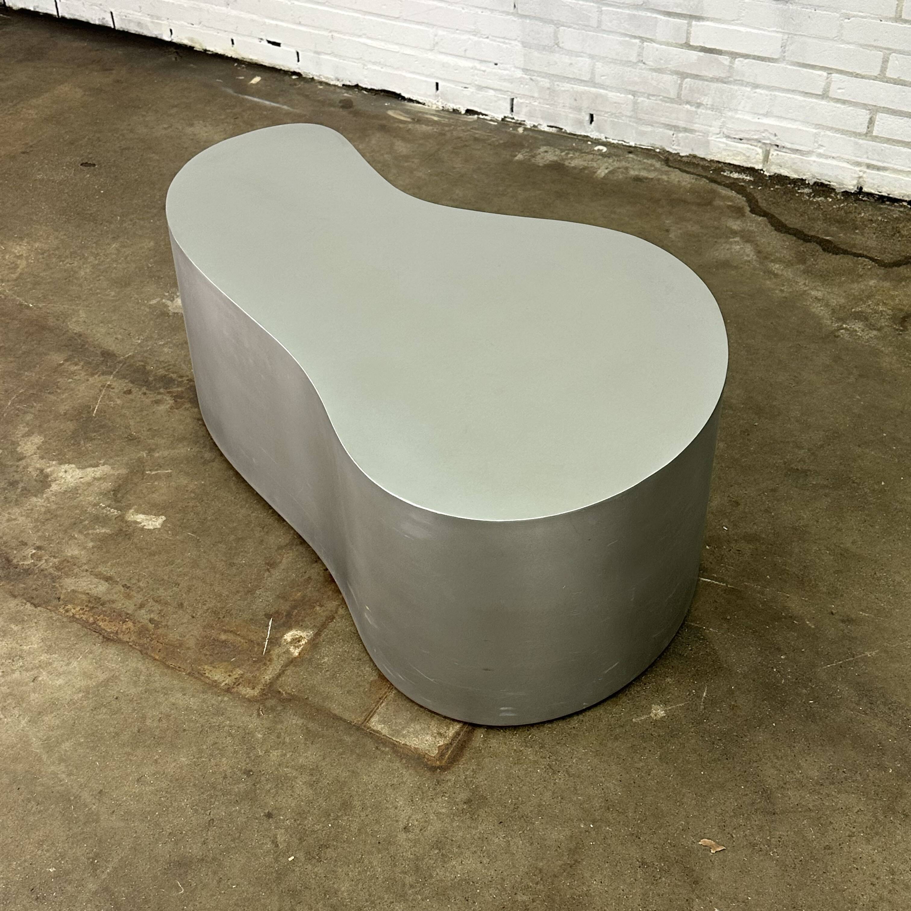 Table basse en acier inoxydable de forme organique