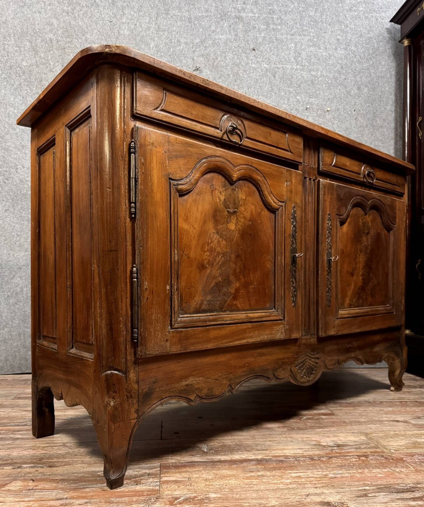 Large Lyonnais Buffet, Louis XV period, in solid walnut, circa 1750