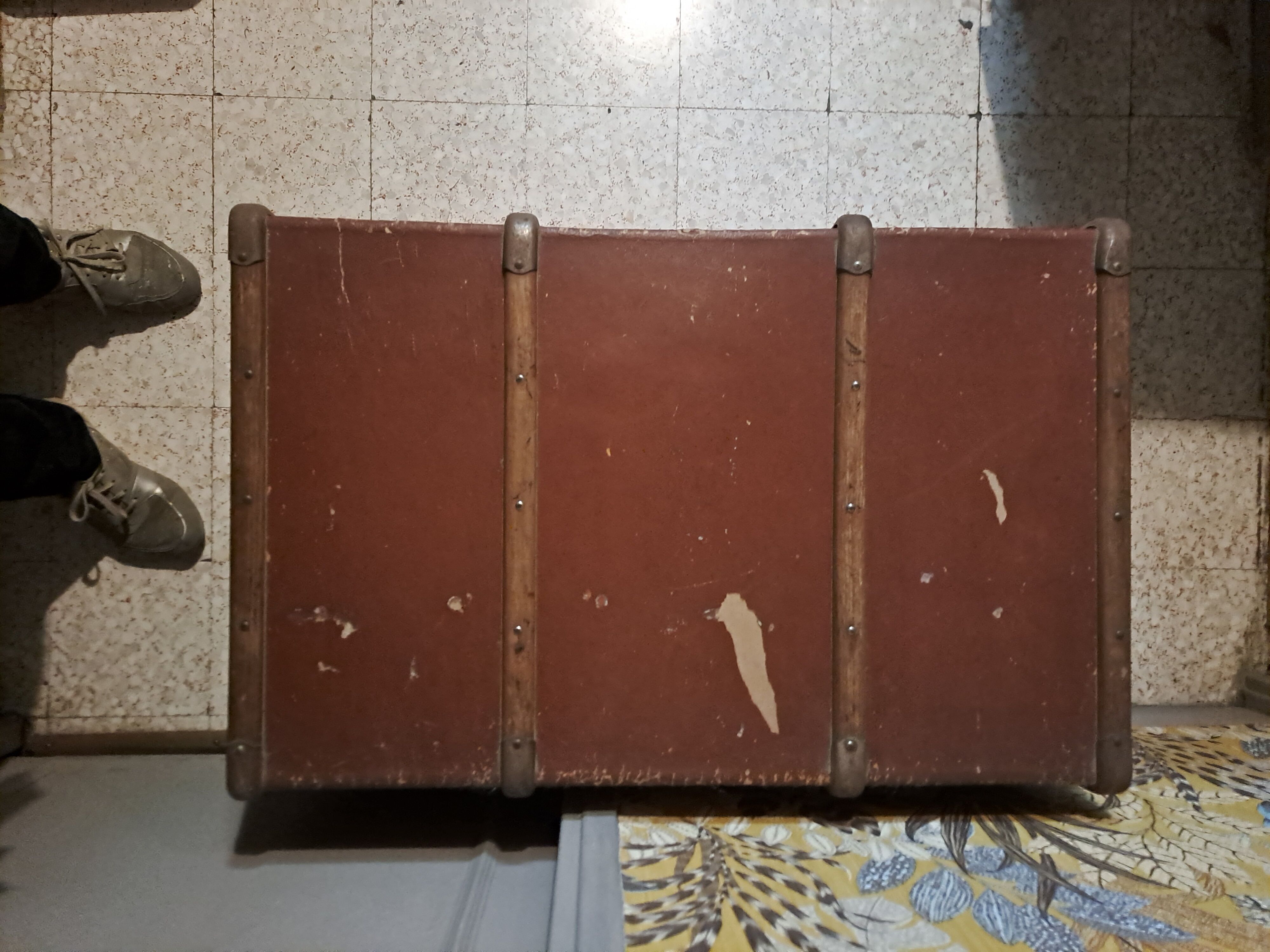 Vintage vintage old travel trunk dating from the 1920s/1940s