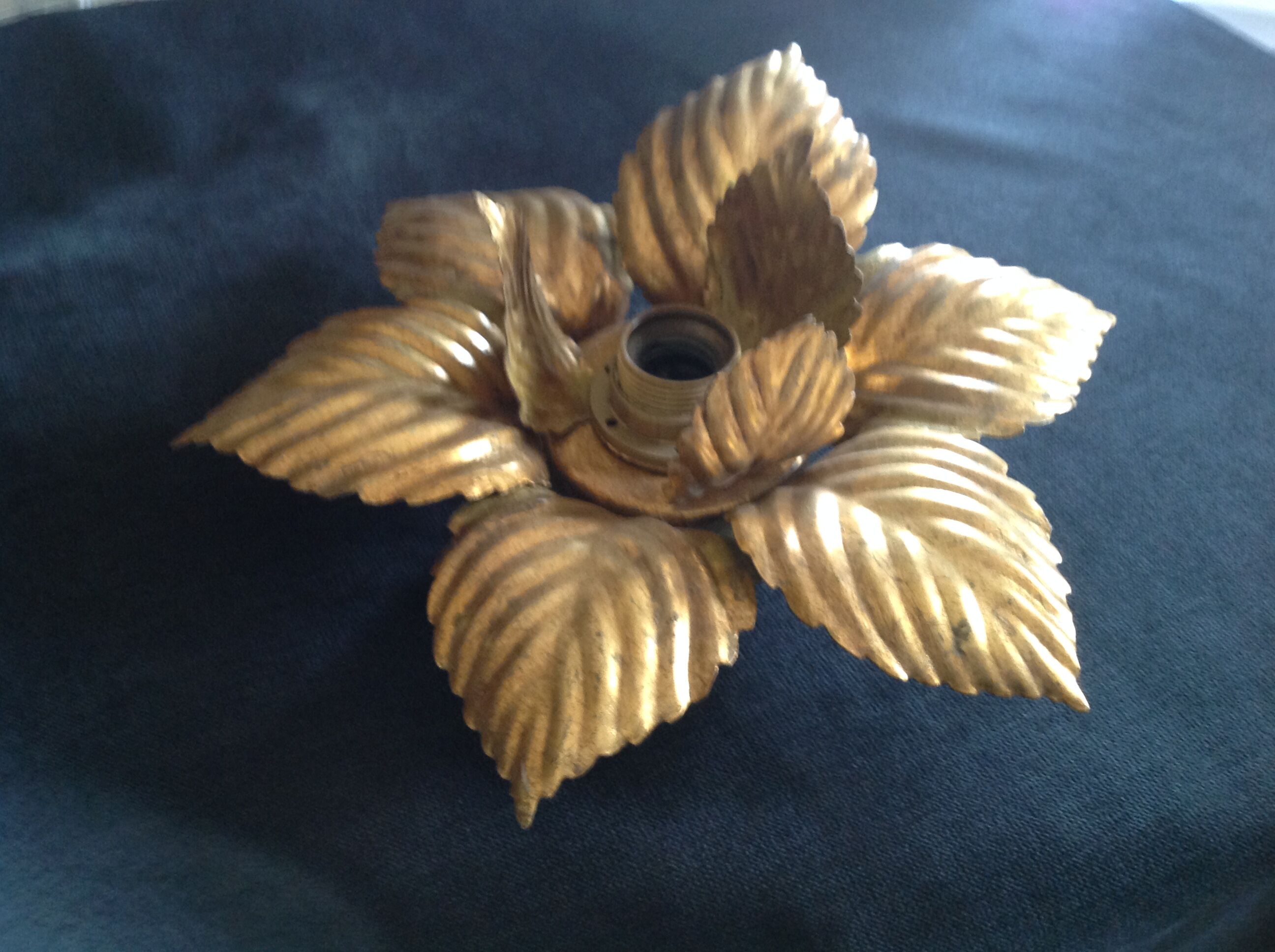 Applique fleur en metal doré 1950