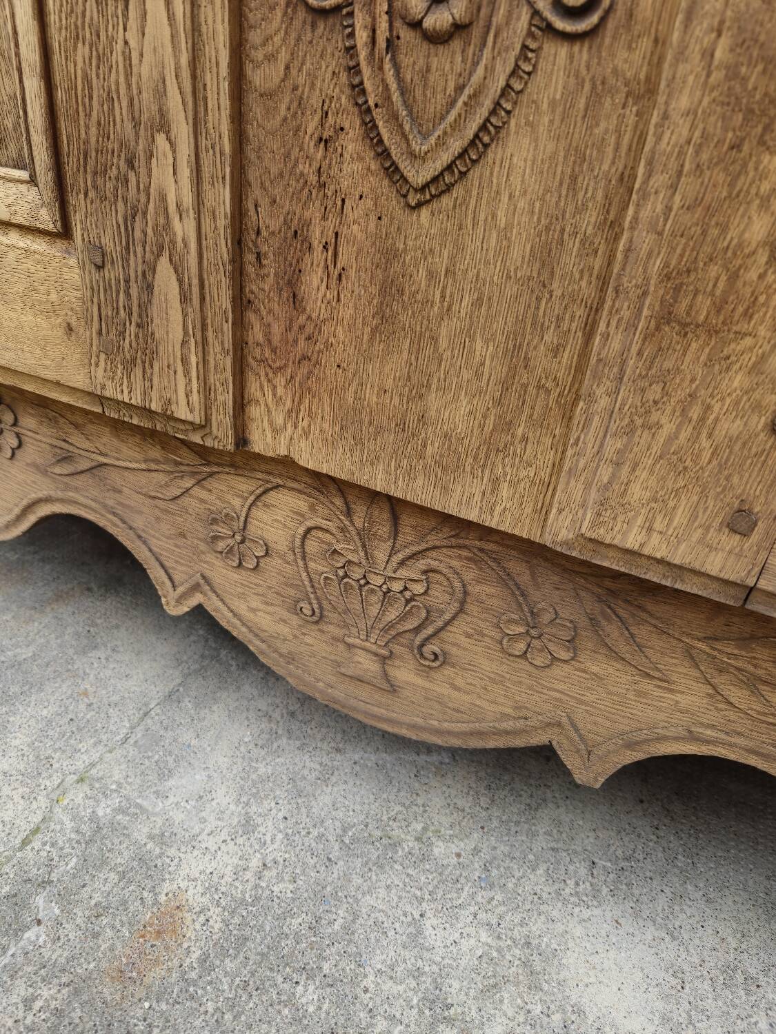 Louis XV period sideboard in solid oak Aerogommer