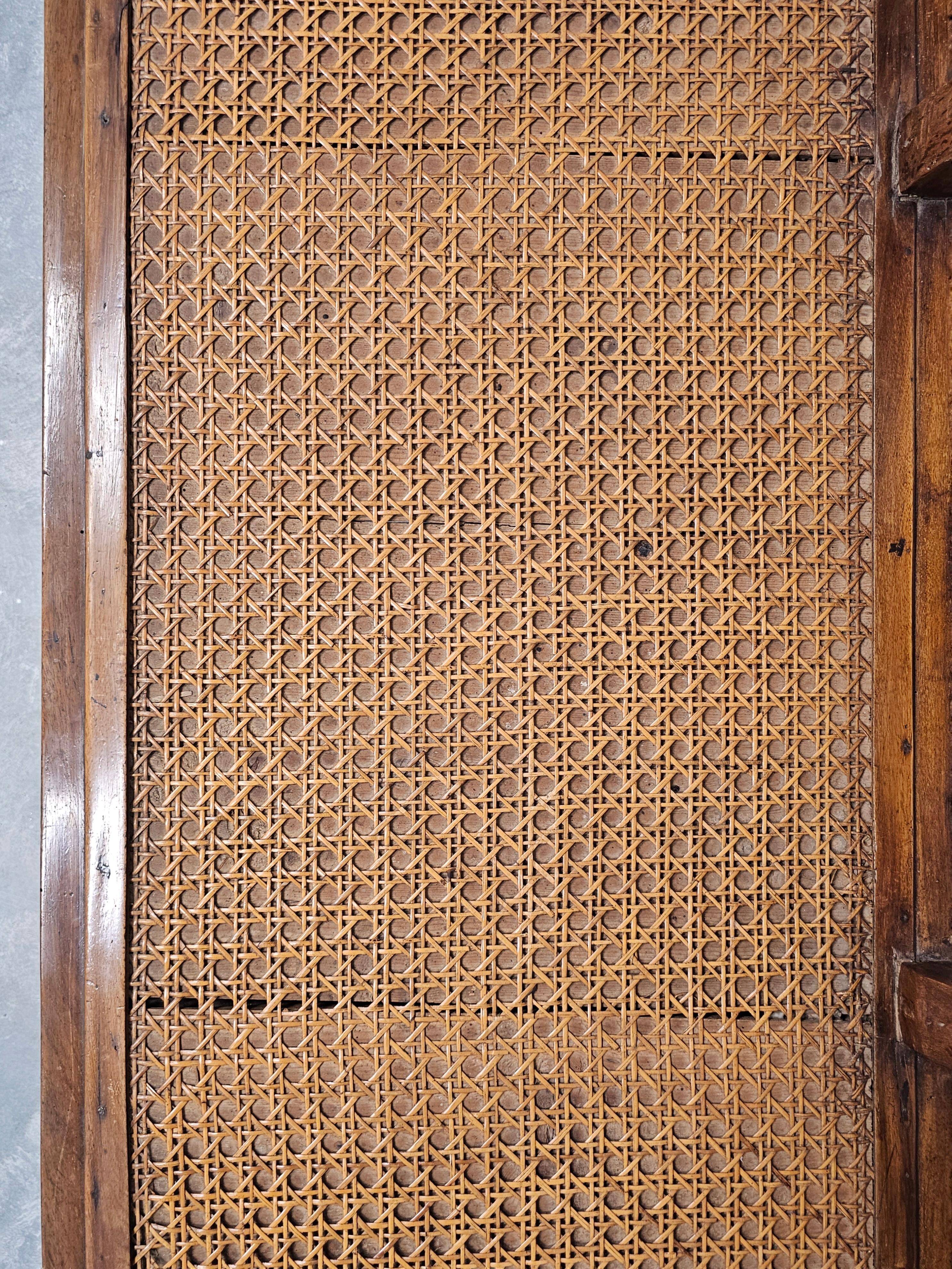 Directoire canapé in walnut with brass inlays, late 18th century.