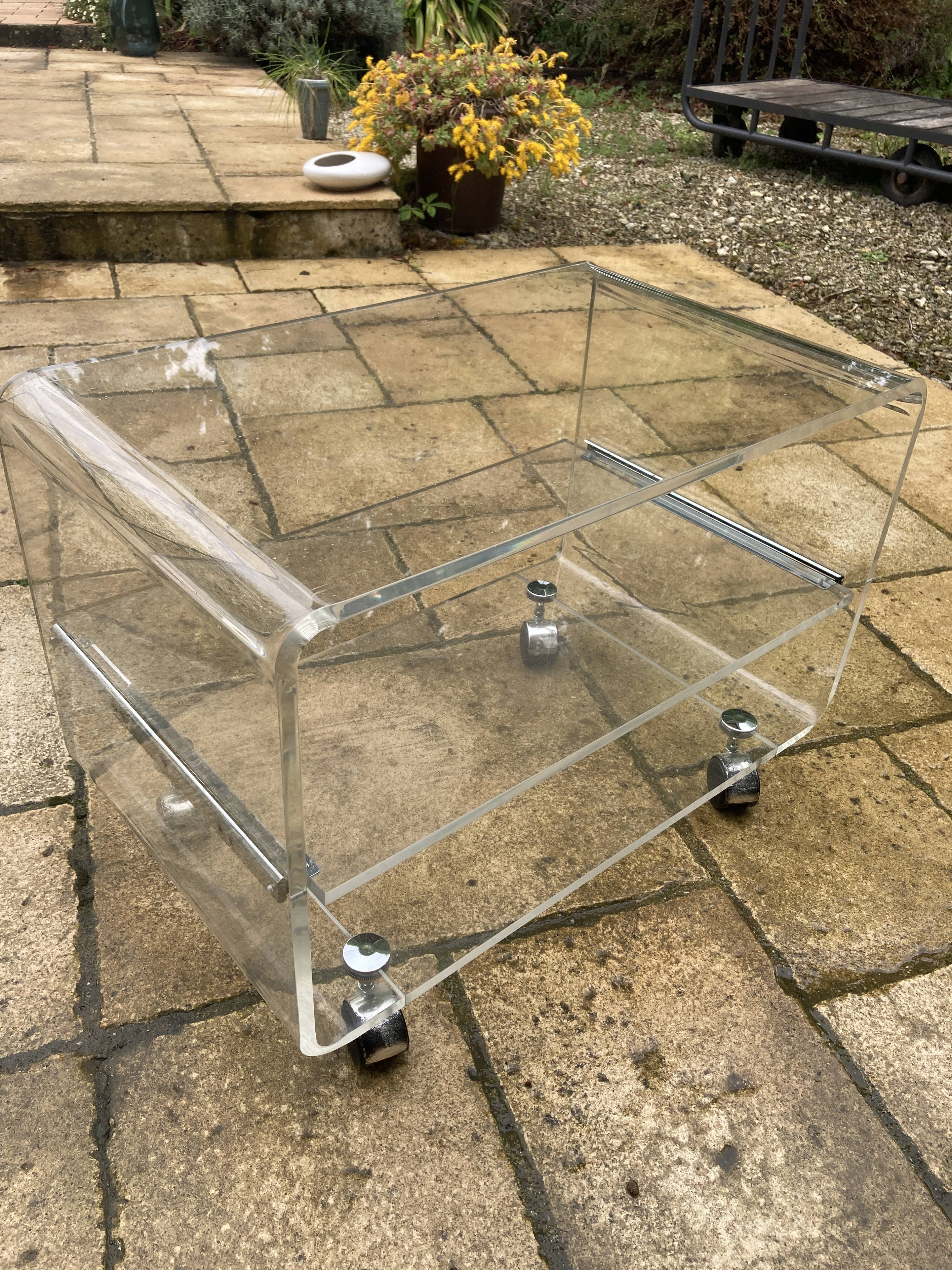 Serving in plexisglas