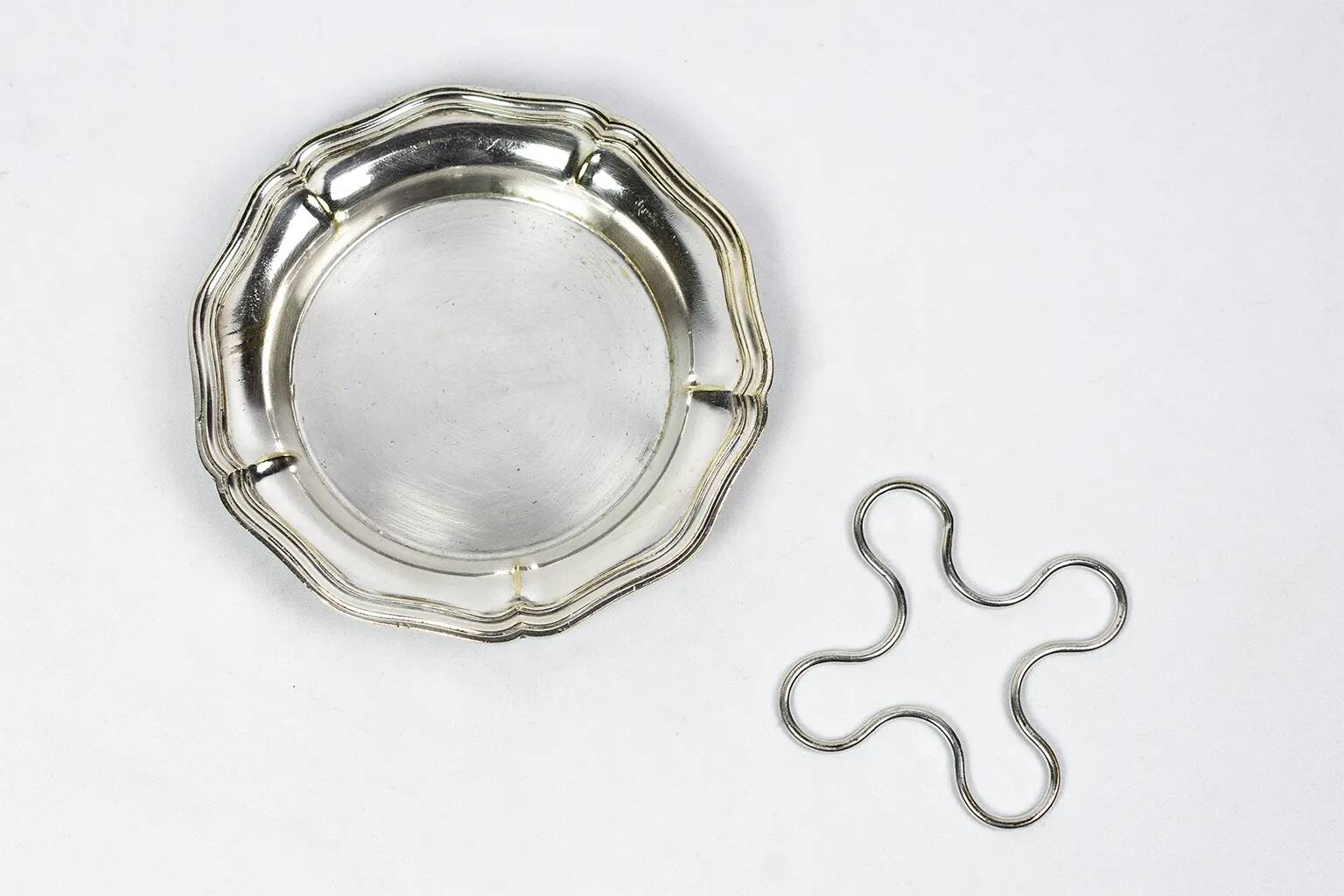 Christofle silver-plated bottle coaster, with ribbed edges, 19th century.