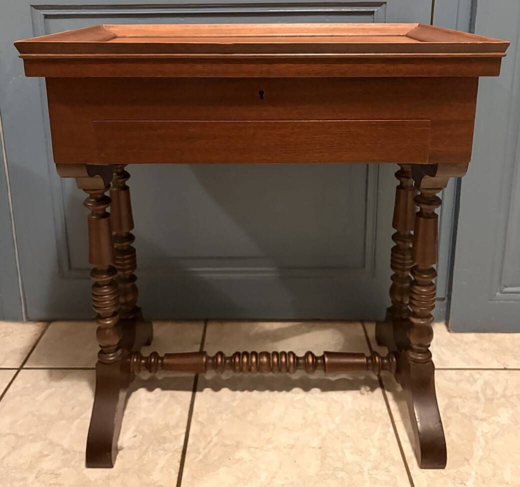 Traveling mahogany dressing table, working woman, Victorian charm - 19th century.