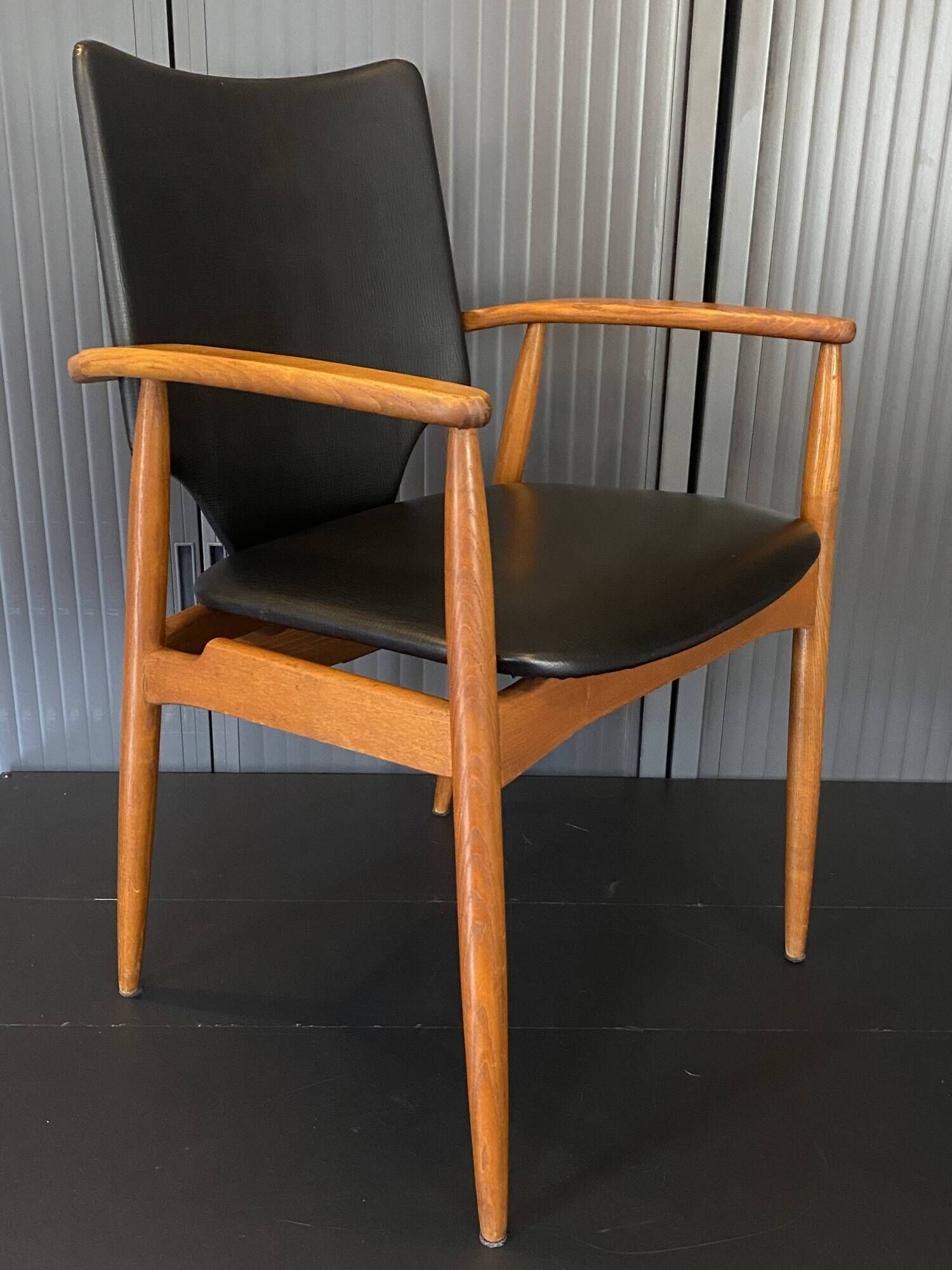 A Scandinavian teak skai chair from the 1960s for a vintage desk table.