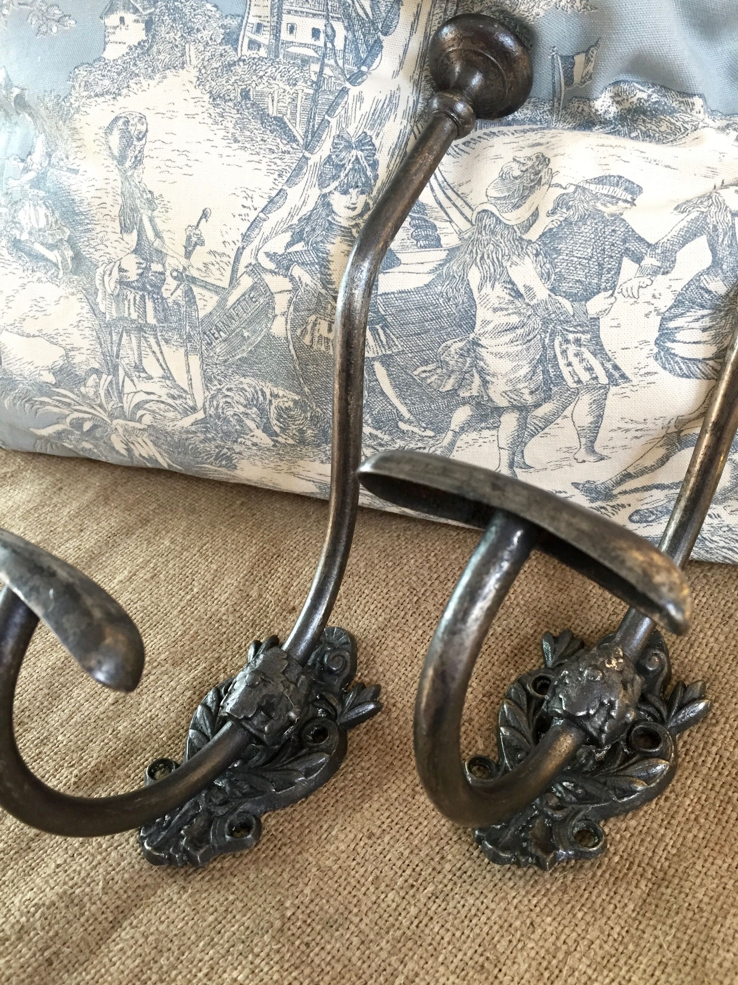 Paire de patères en fonte