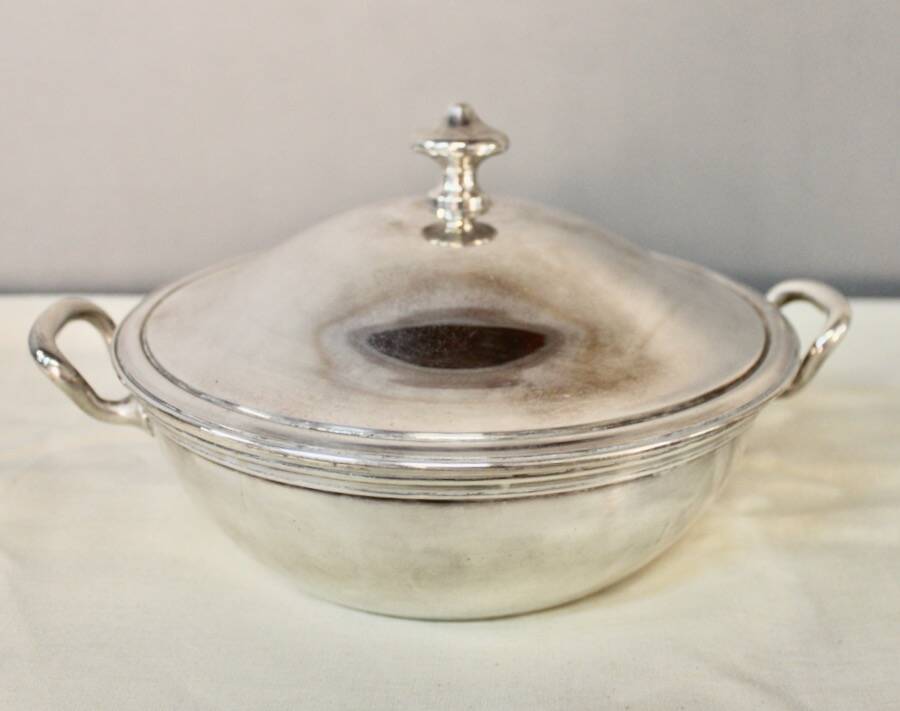 Silver-plated vegetable dish with its lid, hallmark of Santucci Thiebaut.