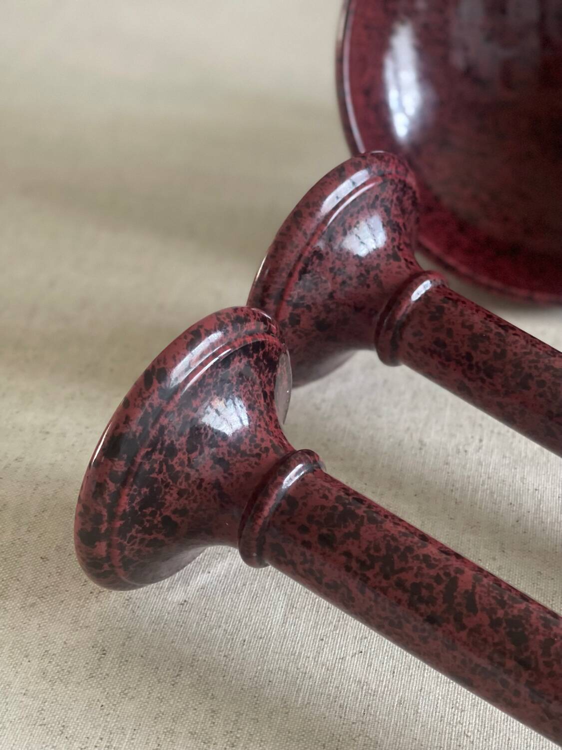 Candlesticks and bowl in speckled ceramic.