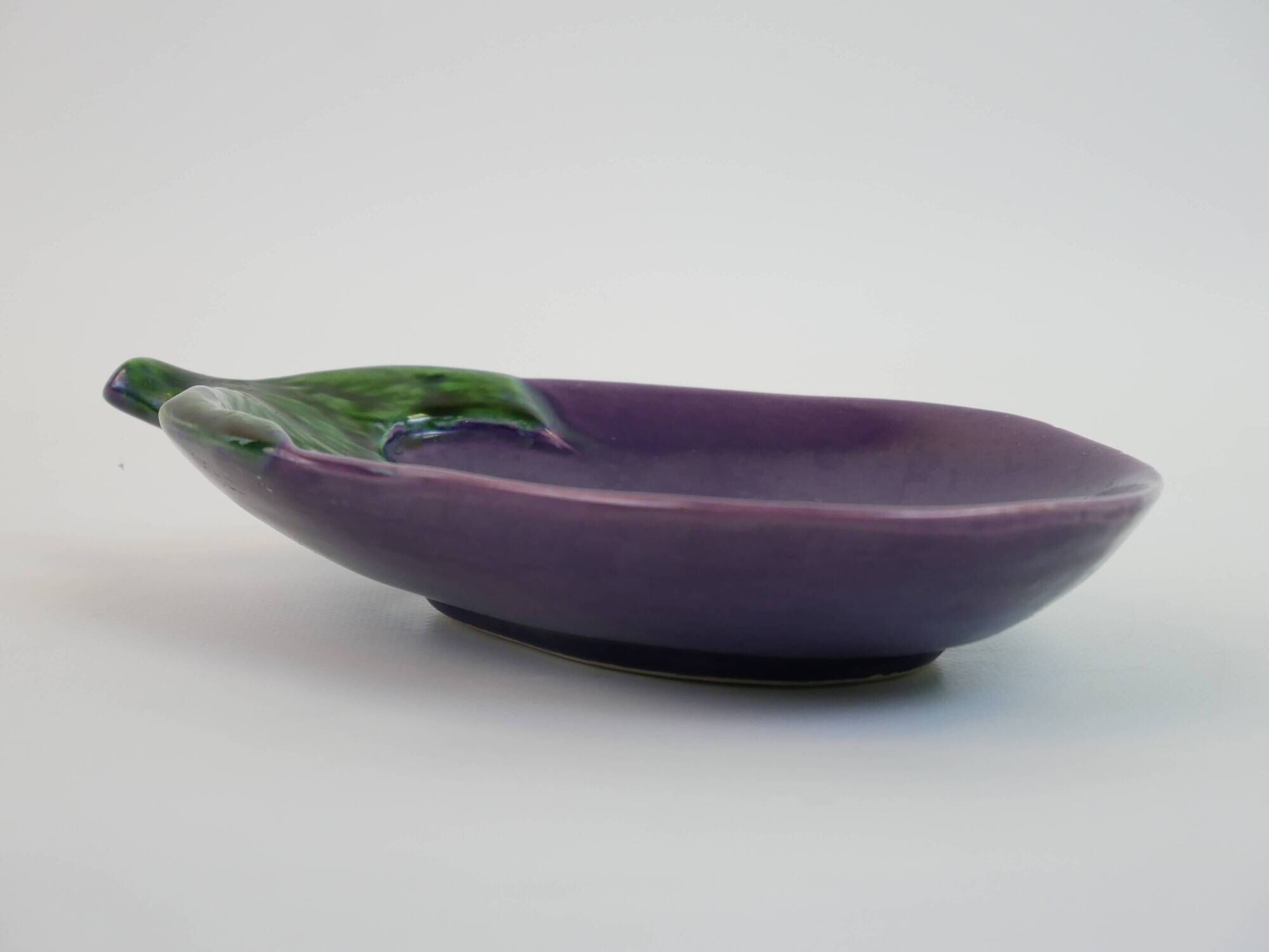 Vide poche aubergine en céramique signée Aegitna Vallauris