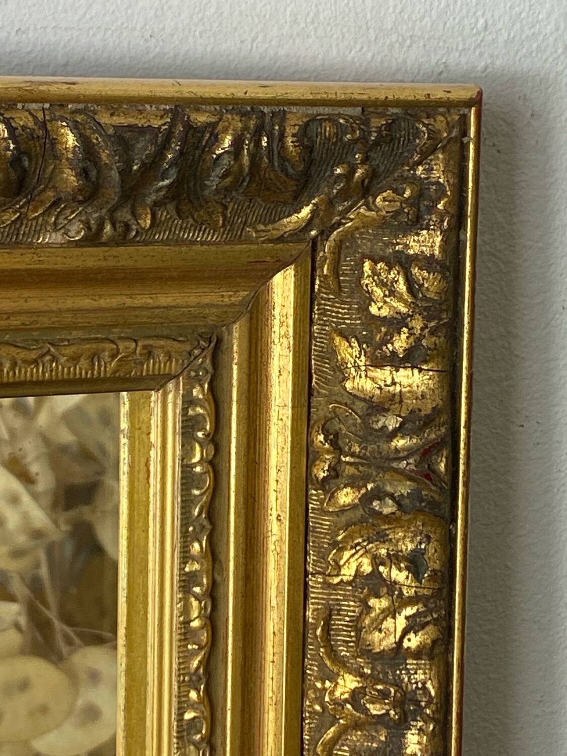 Antique mirror in carved gilded wood