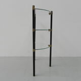 Shelf with 3 glass plates