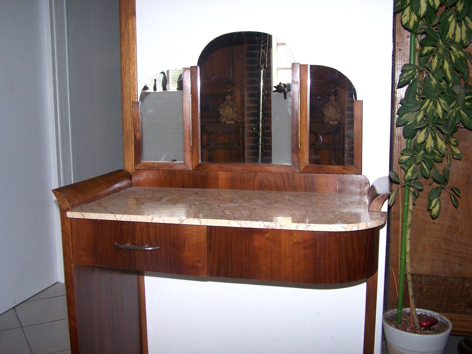 Era hairdresser art deco