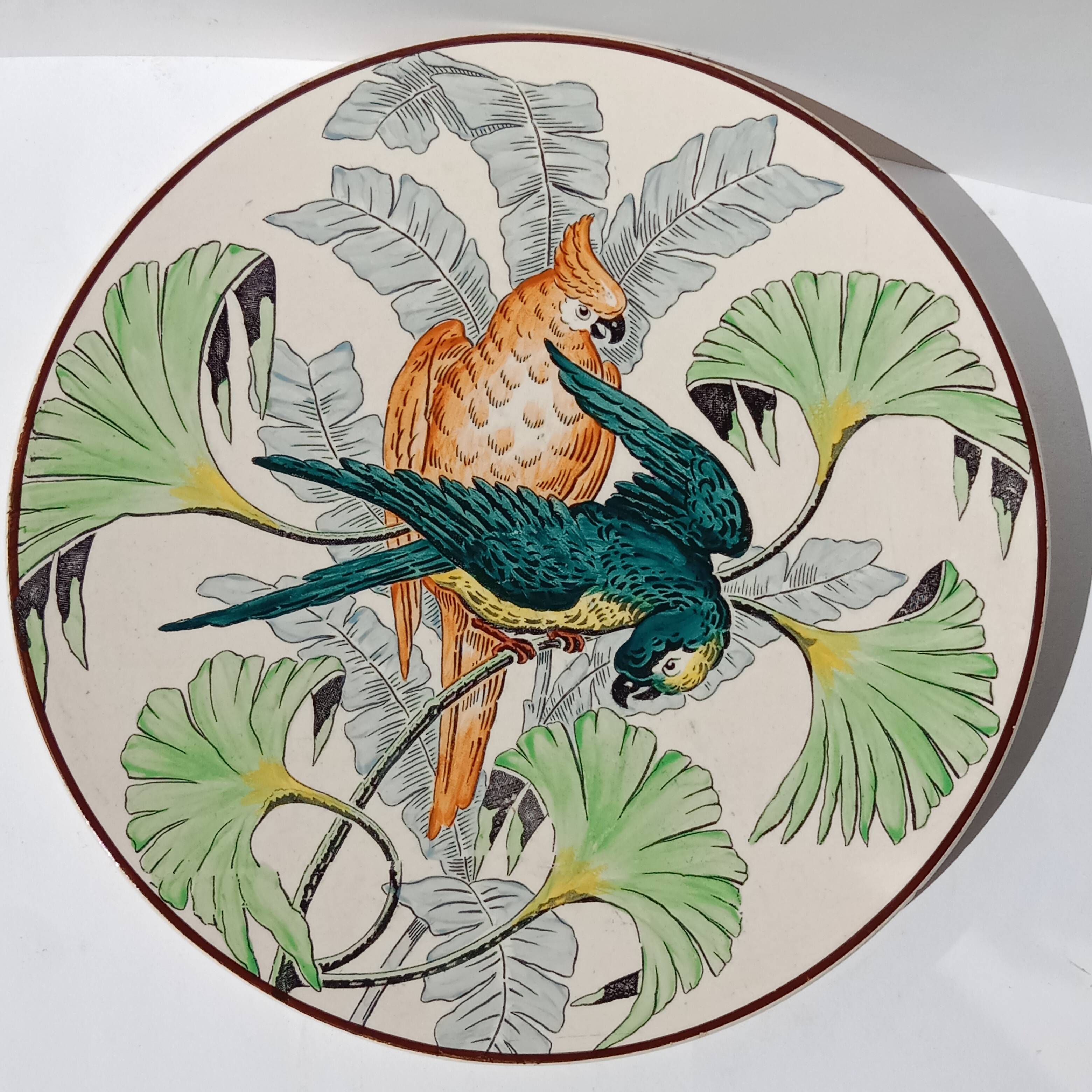 Plat rond à décor de perroquets dans la jungle, circa 1900
