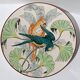 Plat rond à décor de perroquets dans la jungle, circa 1900