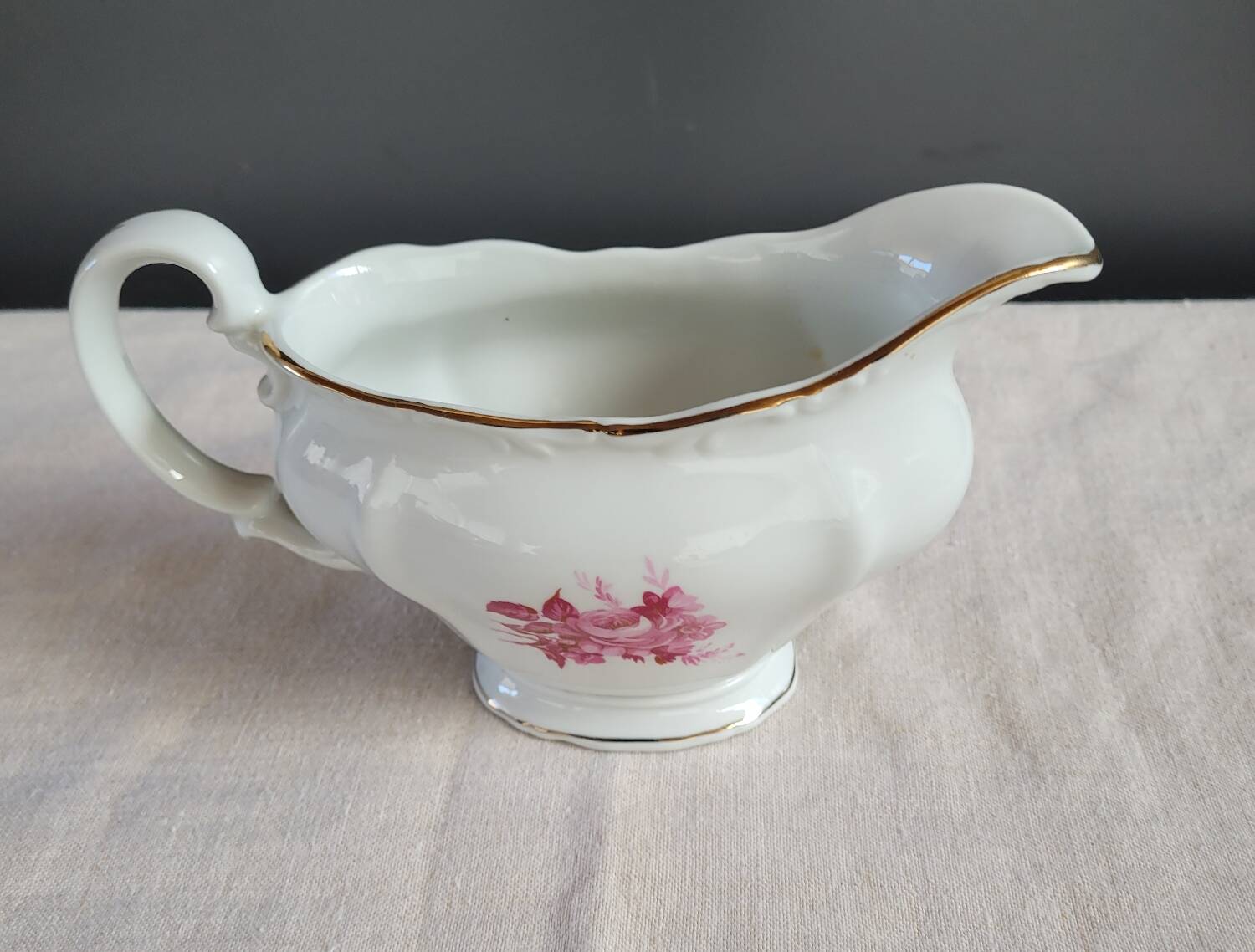 Soup tureen, gravy boat and serving dishes