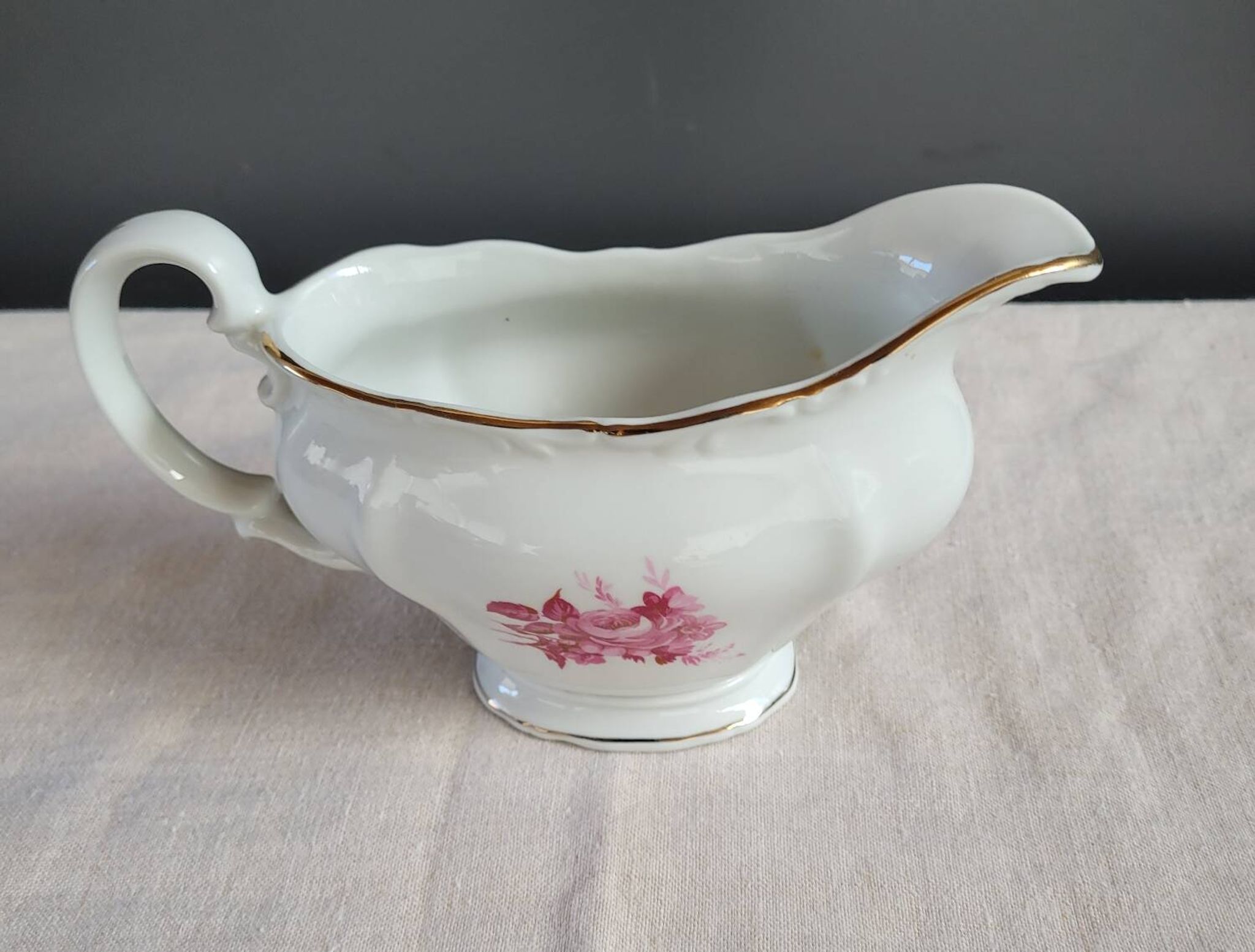 Soup tureen, sauce boat and serving dishes