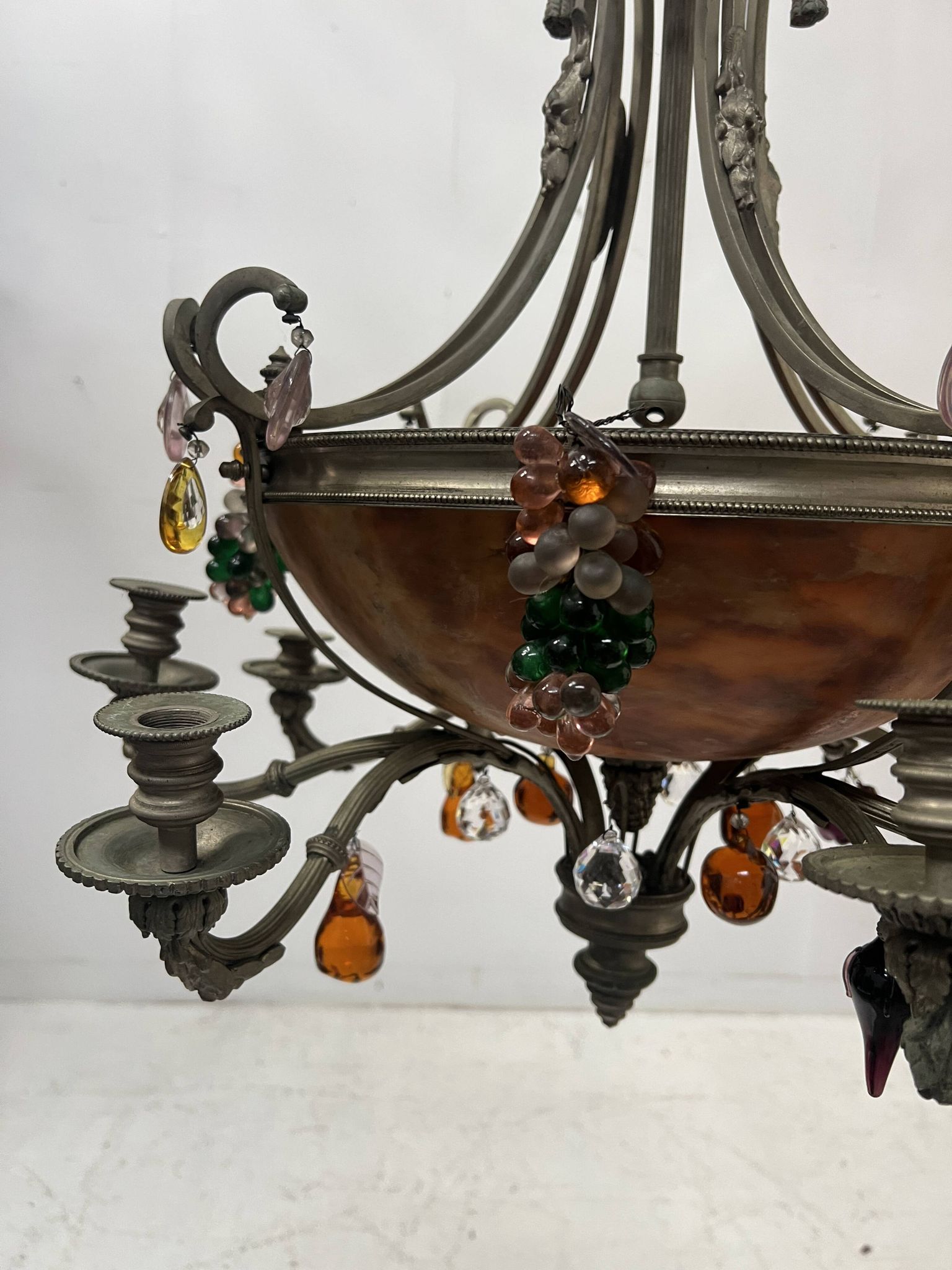 Napoleon III chandelier in bronze and alabaster with eight light arms, 19th century.